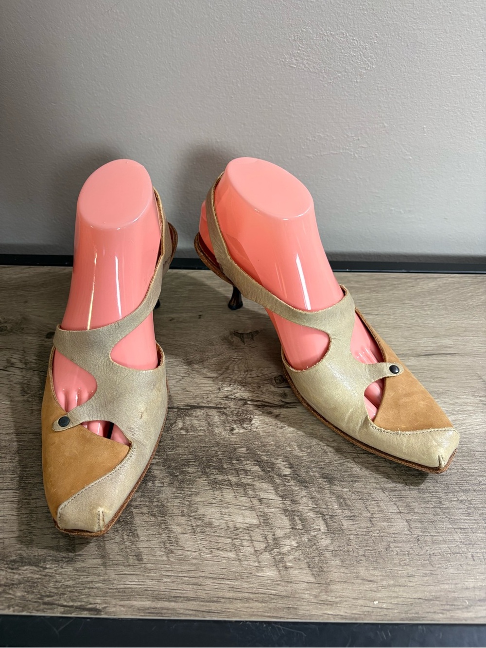 Vintage CYDWOQ 2 Tone Beige OSMOSIS Hand Made LEATHER Kitten Heel COMFORT PUMPS - Picture 4 of 7